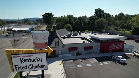 Luftaufnahme-Von-Kentucky-Fried-Chickens,-Erstes-Restaurant-In-Corbin,-Kentucky-In-4K
