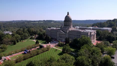 Kentucky-state-capital-aerial-push-in,-Frankfort-Kentucky
