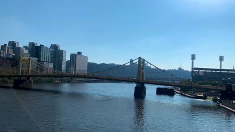 Vista-Panorámica-Izquierda-Del-Puente-Roberto-Clemente-Sobre-El-Río-Allegheny-En-Pittsburgh,-Pennsylvania,-En-Otoño