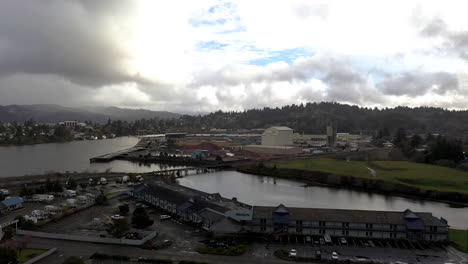 Drone-Flying-Over-Edgewater-Inn,-Simple-Bayside-Motel-In-Coos-Bay,-Oregon