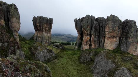Formaciones-Rocosas-De-Los-Frailones-En-Las-Llanuras-Verdes-En-El-Cerro-De-Cumbemayo-En-Cajamarca,-Perú