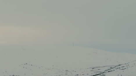 Estación-Meteorológica-Oscurecida-Por-Nubes-Y-Nieblas-En-Un-Frío-Día-De-Invierno-En-Haugastol,-Noruega