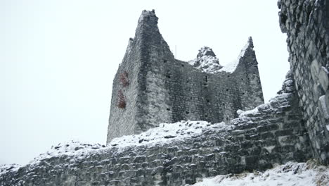 Castillo-En-Ruinas-En-La-Niebla-Blanca-De-Invierno