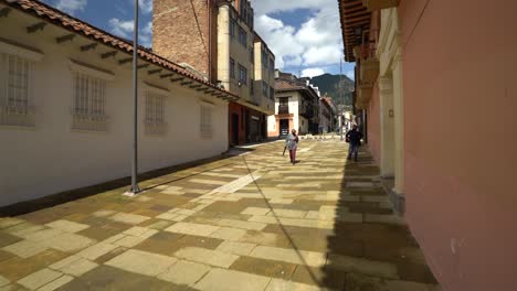 Straßen-Von-La-Candelaria,-Dem-Historischen-Stadtzentrum-In-Bogota,-Kolumbien