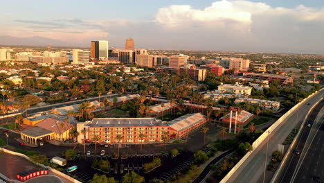 Drohne-Umkreist-Das-Boutique-Hotel-Tucson-Mit-Der-Skyline-In-Der-Ferne