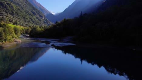 Ruhige-Wasserlandschaft-Des-Klammsees-Mit-Blick-Auf-Die-österreichischen-Alpen-In-Kaprun,-Österreich