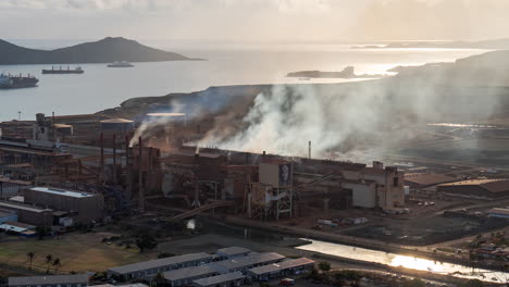 Die-SLN-Fabrik-In-Noumea,-Neukaledonien,-Stößt-Bei-Der-Raffinierung-Von-Nickel-Schadstoffe-Aus