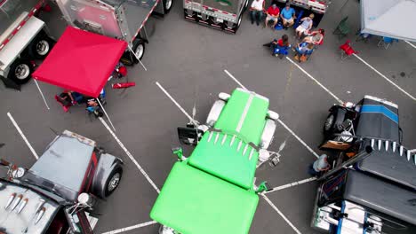 Luftaufnahme-Eines-Großen-Traktoranhängers-Und-Diesel-Lkw-Auf-Der-Big-Rig-Truck-Show-Im-Libanon,-Virginia