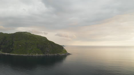Isla-Vagsoy-Con-Aguas-Tranquilas-Del-Océano-Al-Amanecer-En-Maloy,-Noruega