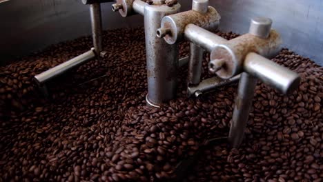 Industrielle-Kaffeeröstmaschine-Mit-Edelstahlkomponenten,-Die-Frisch-Geröstete-Kaffeebohnen-Dreht-Und-Kühlt