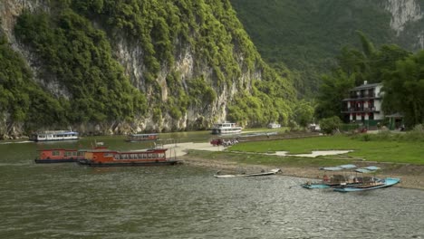 Boote-Und-Schiffe-Auf-Dem-Li-Fluss-In-Der-Nähe-Eines-Hauses-In-Guilin,-China
