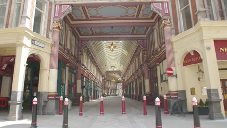 Lockdown-in-London,-deserted-Leadenhall-Market-streets-with-closed-shops,-pubs-and-restaurants,-during-the-Coronavirus-pandemic-2020