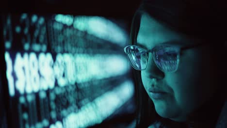 Nahaufnahme-Einer-Jungen-Erwachsenen-Frau,-Die-Eine-Reflektierende-Brille-Trägt-Und-Cyber-Sicherheitsdatencodes-Analysiert,-Die-Nachts-Arbeitet-Und-Sich-Auf-Computerbildschirme-Konzentriert-|-Kryptowährungs-Finanzvirus-Hackerin-Programmiererin-4k