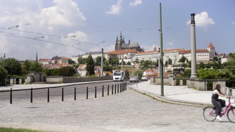 Praga,-República-Checa,-Tráfico-En-El-Puente-Manes,-Castillo-Y-St