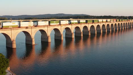 Güterzug-überquert-Brücke-Bei-Sonnenuntergang-Zur-Goldenen-Stunde