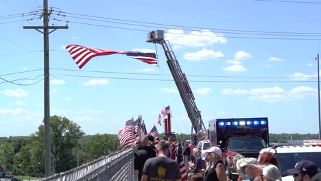 Crowd-gathered-on-overpass-to-welcome-fallen-soldier-home
