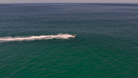 Luftaufnahme-Einer-Drohne,-Die-An-Einem-Schönen-Tag-Am-Beliebten-Seaway-Look-Out-The-Spit-Gold-Coast-QLD-Australien-Einen-Jetski-Im-Meer-Verfolgt