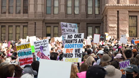 Manifestantes-Se-Reúnen-Con-Carteles-En-El-Capitolio-De-Texas,-Derechos-De-La-Mujer,-Pro-elección,-Carteles-De-Libertad-Reproductiva-Ondean-En-La-Marcha-De-Mujeres,-4k