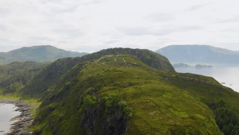 Grüner-Felsiger-Berg-Auf-Der-Insel-Vagsoy-An-Der-Küste-Des-Nebligen-Fjords-In-Maaloy,-Norwegen