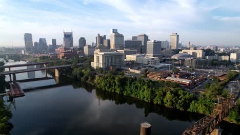Skyline-Von-Nashville,-Tennessee,-Luftaufnahme-über-Dem-Cumberland-River