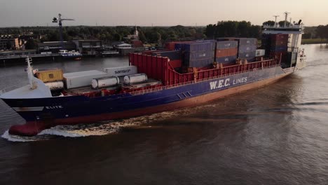 WEC-Linien-Frachtcontainerschiff-Entlang-Des-Flusses-Oude-Maas