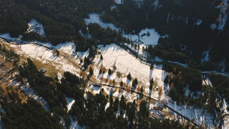 Un-Dron-Inclinado-Hacia-Abajo-Sobre-Una-Carretera-En-Un-Parque-Paneveggio-Nevado