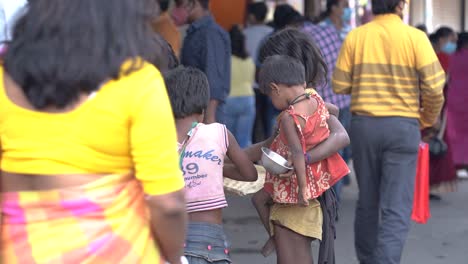 Arme-Und-Ungebildete-Obdachlose-Indische-Kinder-In-Menschenmenge,-Traurige-Und-Hungrige-Obdachlose-Kinder-In-Entwicklungsländern