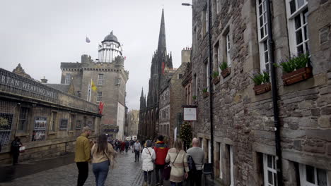 People-walking-down-the-Royal-Mile-in-the-Old-Town-of-Edinburgh,-Scotland