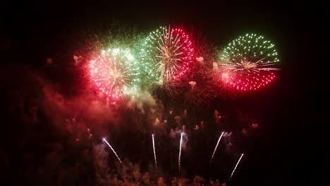 Coloridos-Fuegos-Artificiales-Reales-Celebran-La-Víspera-De-Año-Nuevo-Con-Un-Desenfoque-Abstracto-De-Brillo-Dorado-Con-Luces-Bokeh-En-El-Cielo-Nocturno