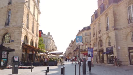 Walking-Through-Historic-City-Center-of-Bordeaux-during-Sunny-Morning