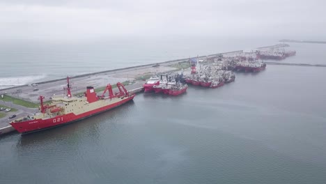 Mehrere-Industrielle-Fischerboote-Aus-Stahl-Im-Hafen-Von-Mar-De-Plata