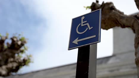 Blaues-Behindertenschild,-Das-Nur-Für-Behinderte-Hinweist