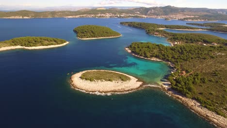 Drone-Alejándose-De-2-Kayaks-Y-Revelando-Una-Laguna-Azul-Con-Pequeñas-Islas
