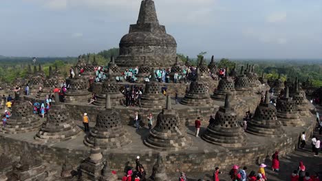 Crowd-of-tourists-at-Borobudur-Mahayana-buddhist-temple,-Magelang,-Central-Java-in-Indonesia