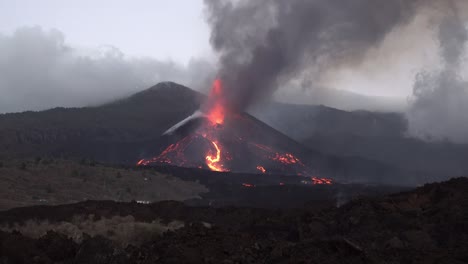 Un-Nuevo-Flujo-De-Lava-Enorme-Se-Vierte-Durante-La-Erupción-Del-Volcán-Cumbre-Vieja-Que-Parece-Incendiar-Toda-La-Ladera-De-La-Montaña-Al-Atardecer-En-La-Palma-En-Las-Islas-Canarias