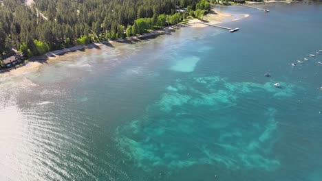Drone-Fly&#39;s-Over-North-Lake-Tahoe-Con-Botes-Anclados-En-Aguas-Poco-Profundas-Hacia-Un-Savemart-En-La-Ciudad-De-Tahoe