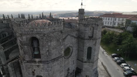 Flug-über-Eine-Gotische-Fassade-Der-Guarda-Kathedrale-In-Portugal
