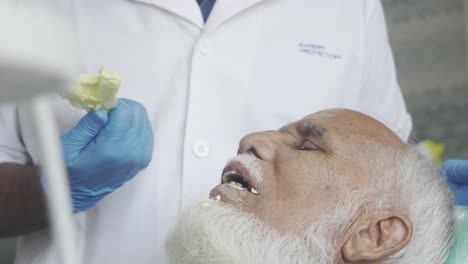 Vermessung-Der-Zähne-Eines-Alten-Mannes-Durch-Einen-Zahnarzt