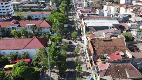 Luftaufnahme,-Jalan-Malioboro,-Ein-Beliebtes-Touristenziel-In-Yogyakarta-Und-Ein-Ort-Für-Touristen-Zum-Einkaufen-Und-Genießen-Der-Schönen-Stadt-Yogaykarta