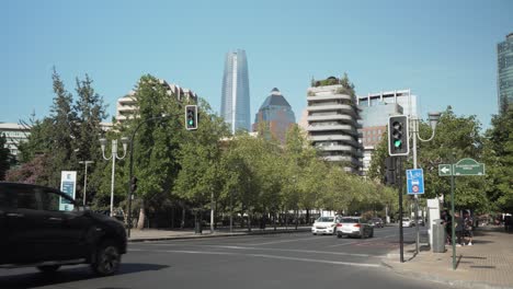 Pan-A-La-Derecha-De-Plaza-Peru-Y-Avenida-Isidora-Goyenechea-Trafico-En-Area-Moderna-De-Sanhattan,-Santiago,-Chile
