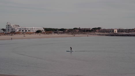 Un-Niño-Está-Surfeando-En-El-Mar