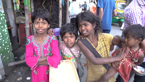 Arme-Und-Hungrige-Indische-Kinder,-Die-In-Die-Kamera-Schauen-Und-Um-Geld-Betteln,-Ungebildete,-Unschuldige-Waisenkinder