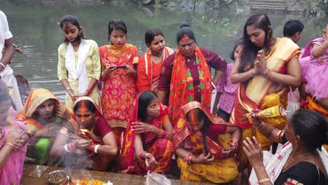 Blick-Auf-Das-Indische-Volk,-Das-Während-Der-Hochzeitszeremonie-Hinduistische-Rituale-Durchführt-Und-Auf-Den-Stufen-Vor-Dem-Wasser-Des-Ganga-Flusses-Sitzt