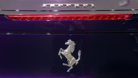 Ferrari-Logo-Des-Italienischen-Luxus-Sportwagenherstellers-Auf-Der-Rückseite-Eines-GT-Ferrari-458-Luxus-Supersportwagens-Während-Der-International-Motor-Expo-In-Hongkong