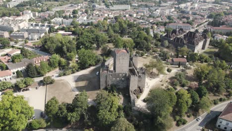 Guimaraes-Denkmäler-Auf-Der-Spitze-Des-Hügels,-Burg,-Herzogspalast-Und-Kirche,-Drohnen-Luftaufnahme