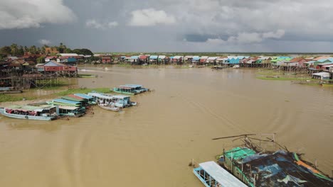 Überschwemmtes-Schwimmendes-Dorf-Während-Der-Monsunzeit,-Südostasien