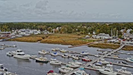 Newburyport-Massachusetts-Luftaufnahme-V7-Low-Level-Drohnenüberflug-Merrimack-River-Aufnahme-Von-Booten-Und-Yachten,-Die-Am-Jachthafen-Von-Salisbury-Beach-Town-Angedockt-Sind-–-Aufgenommen-Mit-Der-Kamera-Inspire-2,-X7-–-Oktober-2021