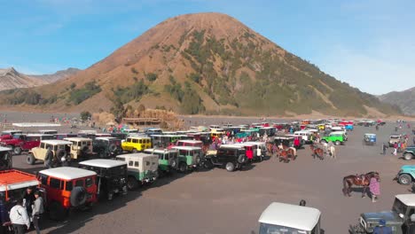 Volcán-Monte-Batok-En-El-Parque-Nacional-Tengger-Semeru-Con-Jeeps-Estacionados-En-La-Arena