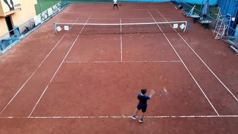 Junge-Männer-Trainieren-Tennis-Auf-Dem-Sandplatz