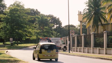 Ambulancia-Conduciendo-En-La-Ciudad-De-Panamá-Entrando-Al-Centro-De-Convenciones-De-Amador